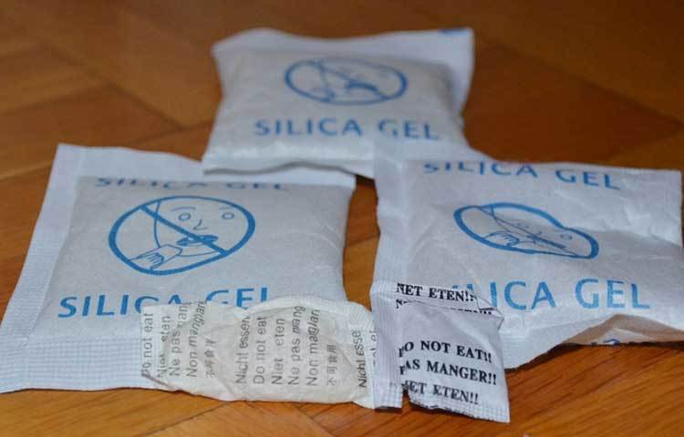 অনেকের বাড়িতেই পুরনো ছবি, অ্যালবামে যতœ করে রাখা সত্ত্বেও ঘরোয়া আর্দ্রতায় নষ্ট হয়ে যায়। ঘরোয়া আর্দতার হাত থেকে পুরনো ছবিগুলোকে দীর্ঘদিন ভাল রাখতে সিলিকা জেলের দু’ একটি মোড়ক ছবির অ্যালবামের সঙ্গে রাখুন।