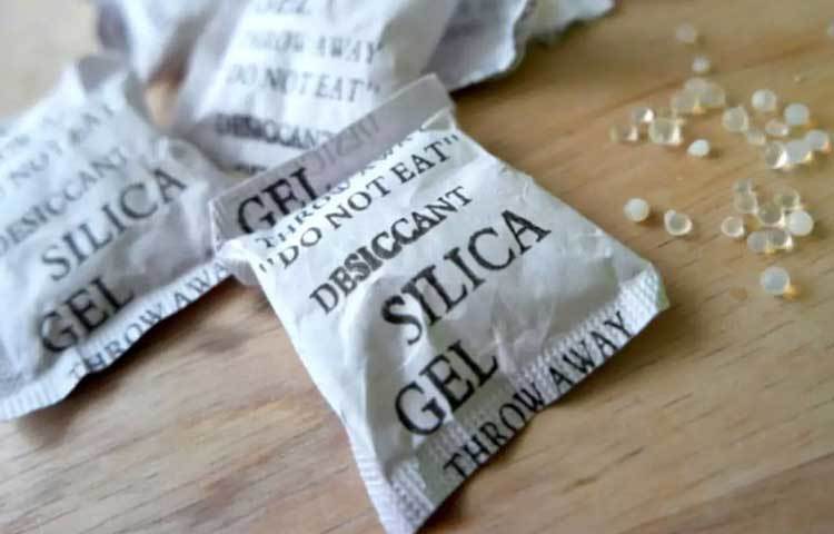 ড্রাই ফুট, যেমন, বাদামভাজা, ছোলাভাজা ইত্যাদির পাত্রে সিলিকা জেলের মোড়ক রাখলে বিশেষ ফল পাওয়া যাবে। তবে খেয়াল রাখতে হবে, সিলিকা জেলের মোড়কগুলো যেন খাদ্যদ্রব্যের সঙ্গে লেগে না থাকে।