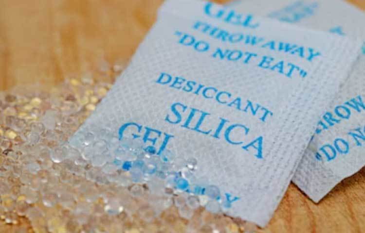 ওষুধপত্রকে ঠিকঠাক রাখতে সিলিকা জেলের প্যাকেট ব্যবহার করা হয়। যে পাত্রে ওষুধ রাখছেন, সেই প্লাস্টিকের শিশি বা কৌটোর ভিতরে একটি বা দু’টি সিলিকা জেলের মোড়ক রাখুন। ঘরোয়া আর্দ্রতায় ওষুধ নষ্ট হয়ে যাওয়ার ভয় থাকবে না।