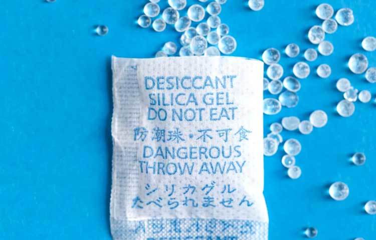 ধাতব জিনিসপত্রকে মরচের হাত থেকে বাঁচানোর জন্য খুবই কার্যকর এই সিলিকা জেলের প্যাকেট। যেমন, দাড়ি কামানোর সেফটি রেজার বা বেøড সিলিকা জেলের প্যাকেটের সঙ্গে মুড়ে রাখলে সেটি অনেকদিন চলবে। রুপো বা অন্য কোনো ধাতুর তৈরি গয়নাও এই কৌশলে রাখতে পারলে সেগুলো একদম নতুনের মতো থাকবে।