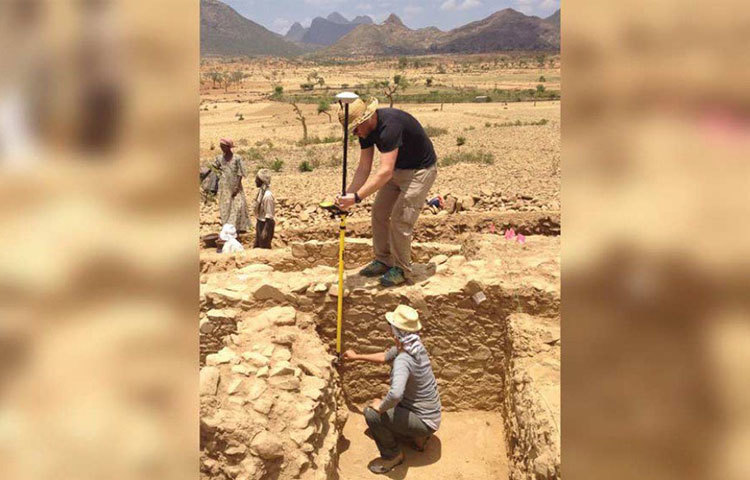 খ্রিস্টপূর্ব ৮০ থেকে ৮২৫ খ্রিস্টাব্দ পর্যন্ত পূর্ব আফ্রিকাতে ছিল আকসুম সভ্যতা। শতাব্দির পর শতাব্দি ধরে পূর্ব আফ্রিকাকে নিয়ন্ত্রণ করেছে এই সভ্যতা। রোমের মতো শক্তিশালী সভ্যতার সঙ্গেও বাণিজ্যের সম্পর্ক ছিল আকসুম সভ্যতার মানুষদের। চীন ও প্রাচীন পারস্যের সঙ্গেও সম্পর্ক গড়ে উঠেছিল এই সভ্যতার। নয়া আবিষ্কৃত এই শহর তার সমসাময়িক।