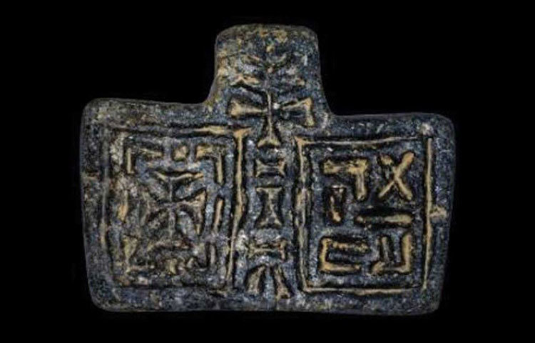 আকসুম সভ্যতার প্রধান শহরের নাম ছিল আকসুম। যদিও কী ভাবে এই সভ্যতা গড়ে উঠেছিল সে ব্যাপারে আজও স্পষ্ট ধারণা নেই গবেষকদের। তবে মনে করা হয় প্রাক-আকসুম কোনও জনপদ থেকেই উত্তর ইথিয়োপিয়ায় গড়ে ওঠে আকসুম সভ্যতা।