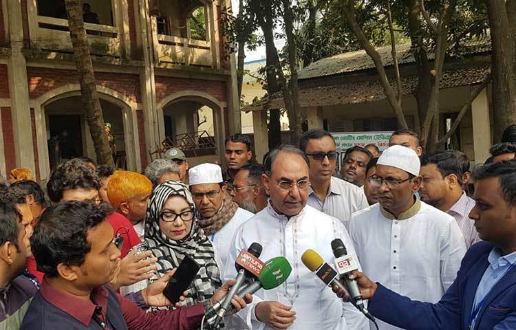 ভোট দিয়েছেন বিএনপি নেতা মির্জা আব্বাস। ছবি: জাগো নিউজ