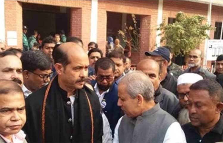 ঢাকা উত্তর সিটি করপোরেশন নির্বাচনে আওয়ামী লীগ মনোনীত মেয়রপ্রার্থী আতিকুল ইসলাম উত্তরার নওয়াব হাবিবুল্লাহ মডেল স্কুল অ্যান্ড কলেজ কেন্দ্রে নিজের ভোট দেন। ছবি: জাগো নিউজ