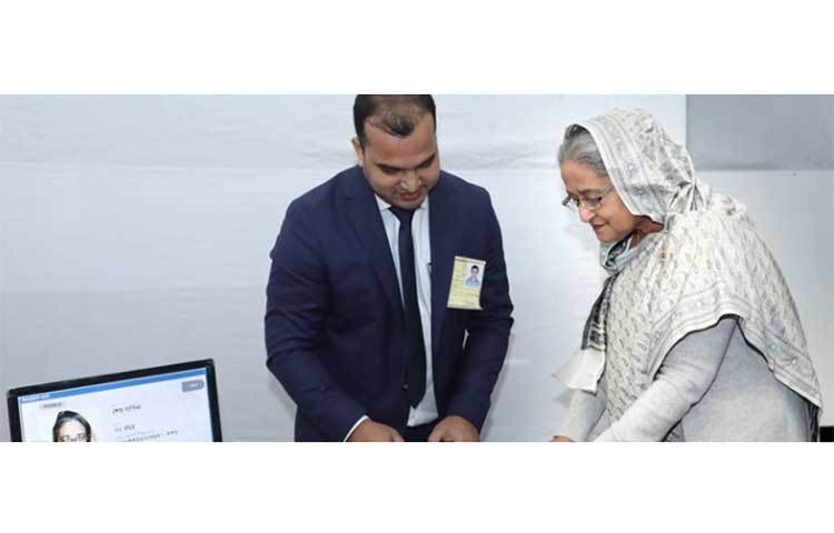 ঢাকা দক্ষিণ সিটি করপোরেশন নির্বাচনে রাজধানীর সিটি কলেজ কেন্দ্রে ভোট দিলেন প্রধানমন্ত্রী শেখ হাসিনা। ওই কেন্দ্রে ৮টায় ভোটাধিকার প্রয়োগ করেন তিনি। ছবি: জাগো নিউজ