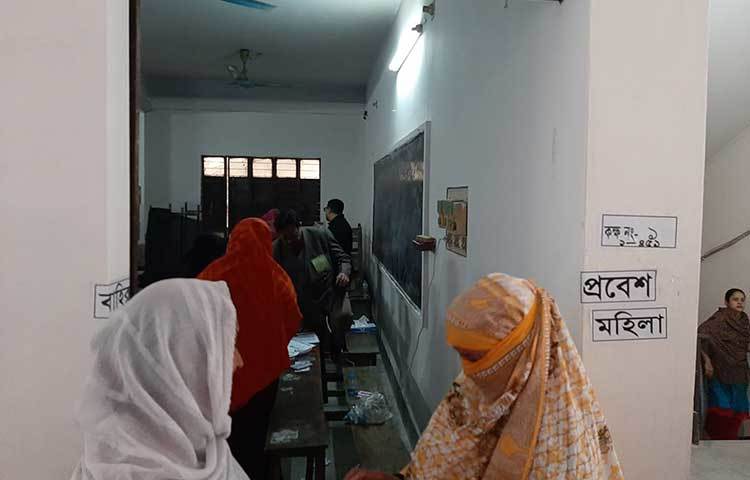 একটি বুথের ভোটগ্রহণের চিত্র। ছবি: জাগো নিউজ