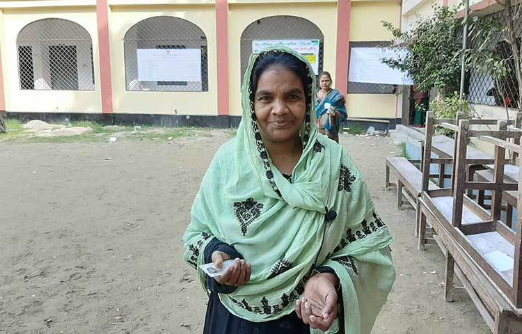 ভোট দিয়ে বের হয়েছেন এক নারী। ছবি: জাগো নিউজ