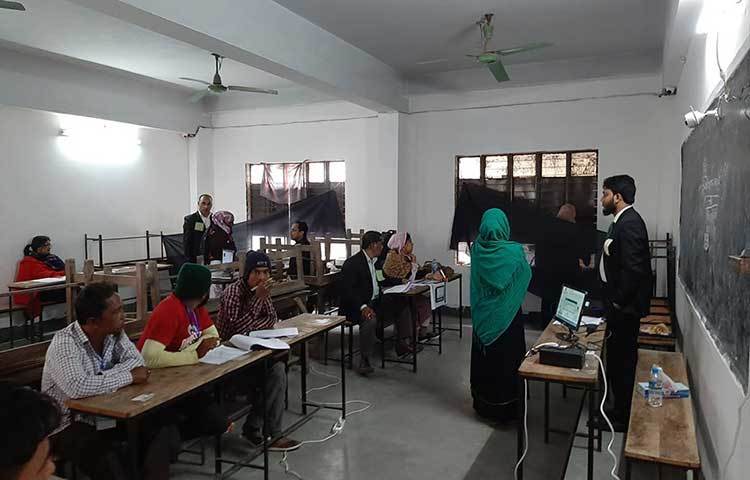 ইভিএমে ভোটগ্রহণ। ছবি: জাগো নিউজ