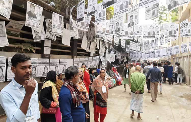 নির্বাচনের এজেন্টরা নিজ নিজ দায়িত্ব পালনে ব্যস্ত। ছবি: জাগো নিউজ