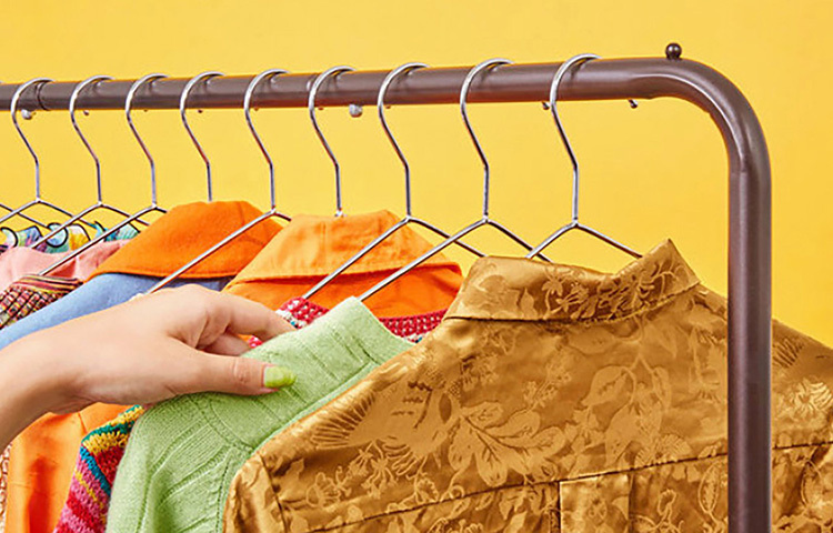 রোদ না পাওয়ায় অনেক সময় দাগ পড়তে শুরু করে ওয়ার্ড্রোবে রাখা পোশাকেও। এর কারণ হচ্ছে জীবাণু ও ছত্রাক। রোদে জামা-কাপড় শুকালে সূর্যের তাপে এই জীবাণু মারা যায়। কিন্তু বর্ষায় প্রতিদিন রোদ পাওয়া সম্ভব নয়। ছবি: সংগৃহীত