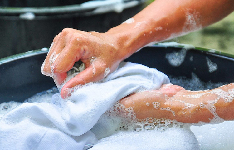 জীবাণু ও ছত্রাক থেকে নিজের পছন্দের পোশাক বাঁচাতে নজর দিন কাপড় কাচার পদ্ধতির উপর। কাচার আগে কাপড়ের কোনো অংশে কাদা লেগে থাকলে সেই অংশটি ভালো করে পানি দিয়ে ধুয়ে ফেলুন। কাপড় যদি ঘামে ভেজা থাকে তাহলে সেটিকে আগে কিছুক্ষণ পানিতে ভিজিয়ে রাখুন। ডিটারজেন্ট দিয়ে কাপড় কাচার পর, শেষবার কাপড় ধোয়ার সময় পানিতে কোনো জীবাণুনাশক লোশন মেশান। ছবি: সংগৃহীত