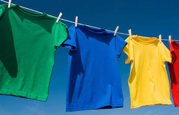 ঘরের মধ্যে যখন কাপড় শুকাবেন, চেষ্টা করবেন কাপড় ফ্যানের পাখার নিচে দিতে। আর সেই ঘরের জানলা-দরজা যতটা সম্ভব খোলা রাখার চেষ্টা করুন। এতে ঘরে দুর্গন্ধ ছড়াবে না আর কাপড় দ্রুত শুকিয়ে যাবে। শোবার ঘরে কাপড় শুকাতে দেবেন না। এতে শারীরিক সমস্যা হতে পারে। ভিজে কাপড়ের আর্দ্রতা থেকে হতে পারে সর্দি-কাশি। ছবি: সংগৃহীত