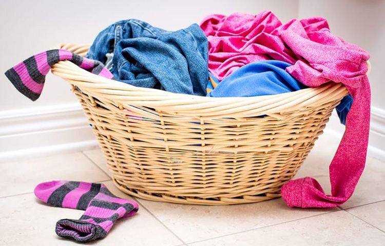 কাপড়ে স্যাঁতস্যাঁতে দুর্গন্ধ হলে সেই কাপড় পরবেন না। সুগন্ধি দিয়ে কাপড়ের দুর্গন্ধ দূর হলেও জামা কাপড়ের জীবাণু থেকেই যায়। যার ফলে স্কিন ইনফেকশন হওয়ার সম্ভাবনা থাকে। ছবি: সংগৃহীত