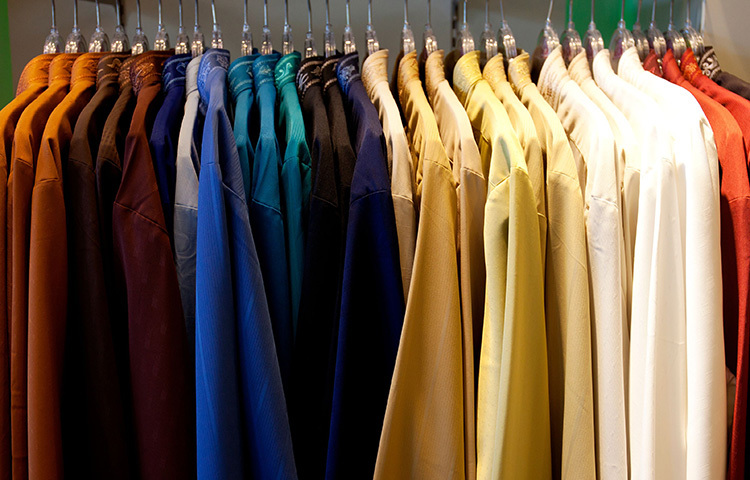 জামা-কাপড় শুকিয়ে গেলে ইস্ত্রিরি করে নিন। এতে জীবাণু মরবে আর কাপড়ও মসৃণ হবে। ছবি: সংগৃহীত