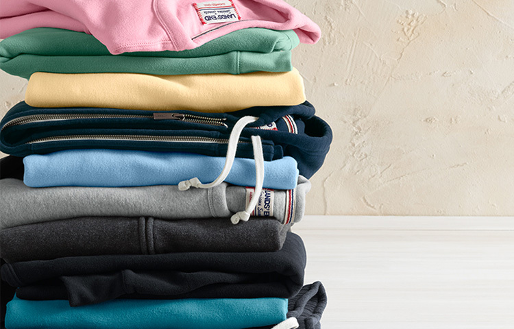 আলমারিতে এক টানা অনেকদিন কাপড় পড়ে থাকলে ছত্রাক পড়তে পারে। তাই মাঝে মধ্যে আলমারি বা ওয়ার্ড্রোবের কাপড় নাড়া-চাড়া করে নিন। পারলে আলমারি বা ওয়ার্ড্রোবের দরজা কিছুক্ষণ খুলে রেখে দিন। ছবি: সংগৃহীত