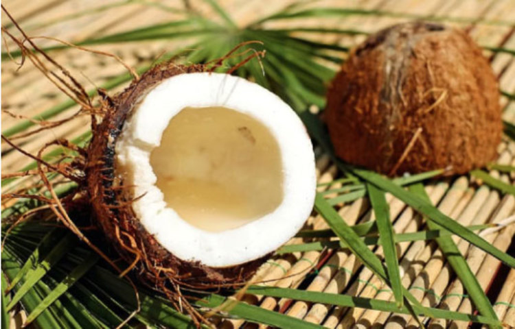 নারকেল খেলে শরীরে অনেক রকম উপকার হতে পারে। প্রথমত নারকেল শরীরকে হাইড্রেট করে, অর্থাৎ শরীরে পানির পরিমাণ ঠিক রাখতে সাহায্য করে, যা গরম কালে একান্তই দরকার।