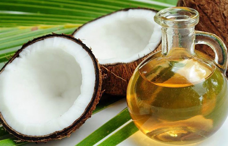 নারকেল তেল: নারকেল তেল খুসকির প্রকোপ কমাতে অত্যন্ত কার্যকরী। নারকেল তেল চুলের গোড়া ময়েশ্চারাইজ করে খুসকি এবং স্ক্যাল্প ইনফেকশনের ঝুঁকি অনেকটাই কমিয়ে দেয়। সপ্তাহে অন্তত দুবার চুলের গোড়ায় সামান্য উষ্ণ নারকেল তেল দিয়ে মালিশ করতে পারলে খুসকির সমস্যায় দ্রুত উপকার পাবেন।