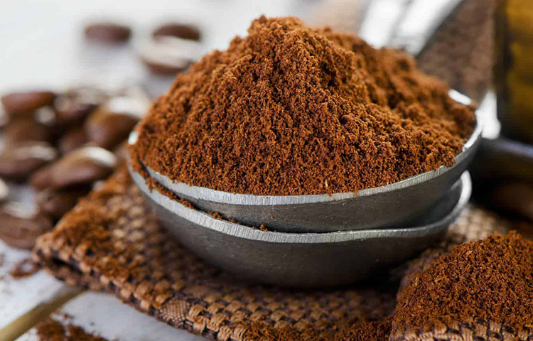 পেঁয়াজ রসুন দিয়ে রান্না করলে তার গন্ধ হাত থেকে যেন যেতেই চায় না। সেক্ষেত্রেও কফি পাউডার বেশ উপকারী। এক চামচ কফি পাউডারে কয়েক ফোঁটা পানি দিয়ে একটা মিশ্রণ তৈরি করুন। ছবি: সংগৃহীত