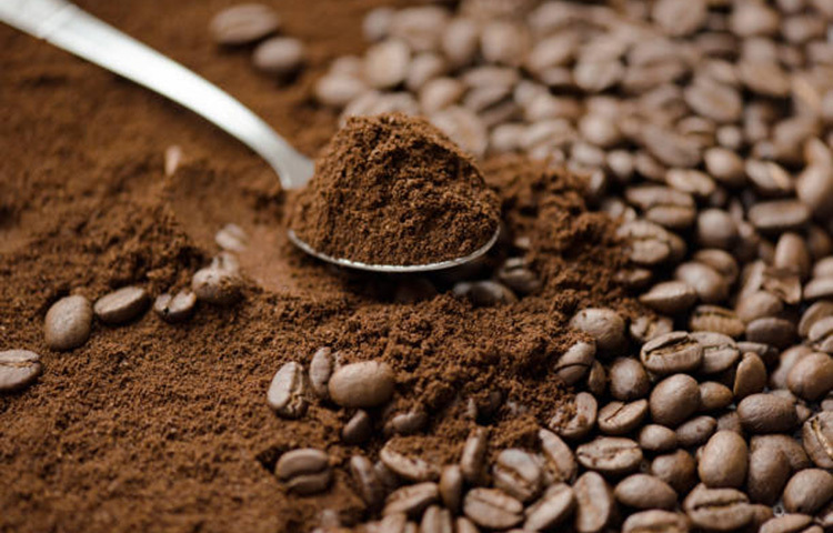 আসবাবপত্র থেকে পুরনো দাগ ও স্ক্র্যাচ তুলতেও কফি পাউডার জুড়িহীন। এক চামচ অলিভ অয়েলে মিশিয়ে নিন কিছু কফি পাউডার। তারপর পরিষ্কার তুলায় ওই মিশ্রণ লাগিয়ে মুছে নিন আসবাবপত্র। ছবি: সংগৃহীত