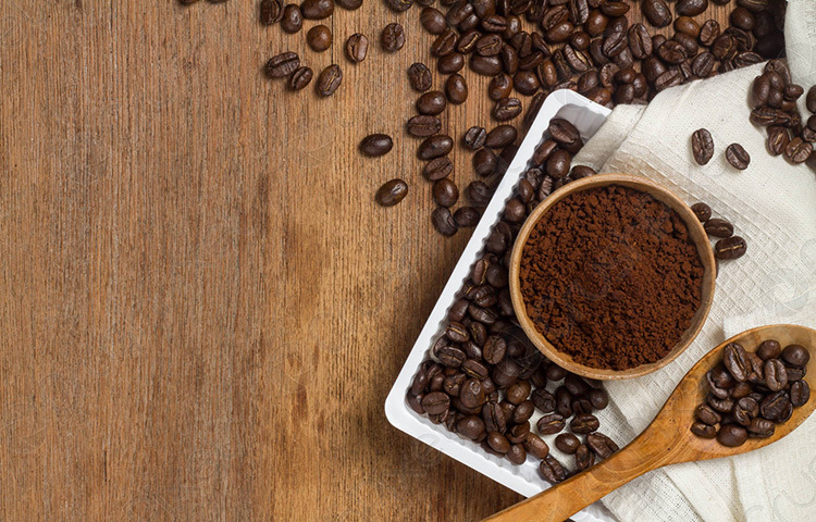 এর ফলে আসবাবপত্র থেকে পুরনো দাগ উঠে যাবে। ফিরে আসবে হারানো উজ্জ্বলতা। তবে এই সমাধান কিন্তু সানমাইকার প্রলেপের ক্ষেত্রে প্রযোজ্য নয়। ছবি: সংগৃহীত