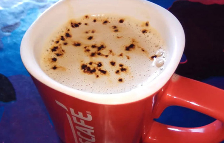 ওজন কমানোর জন্য জিমে যাওয়া আর ঘাম ঝরানো। আসল উদ্দেশ্য হলো শরীরে জমে থাকা বাড়তি মেদ কমানো। আর দ্রুত মেদ কমাতে দরকার এক কাপ কড়া কফি। সাম্প্রতিক গবেষণা বলছে অ্যারোবিক এক্সারসাইজ করার আগে এক কাপ কড়া কফি মেদ কমিয়ে দিতে সাহায্য করে। ছবি: সংগৃহীত