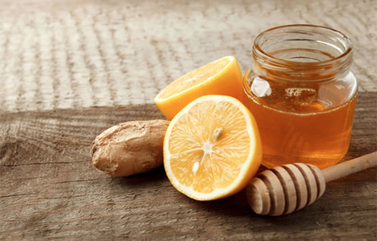 মধু ও আদার রস: এটি প্রাচীনতম ঘরোয়া প্রতিকারগুলোর মধ্যে একটি। মধু ও আদার রস গলা এবং কাশির জন্য আশ্চর্য উপকার করে। এটি বমি বমি ভাব দূর করে। আদায় থাকা প্রদাহ প্রতিরোধী উপাদান রাইনোভাইরাসকে মেরে ফেলে সর্দি-কাশি থেকে বাঁচায়। মধুতে অ্যান্টিব্যাকটিরিয়াল এবং অ্যান্টিমাইক্রোবিয়াল গুণ রয়েছে। এক চা চামচ মধু তাত্ক্ষণিকভাবে গলা ব্যথা উপশম করতে সাহায্য করতে পারে।