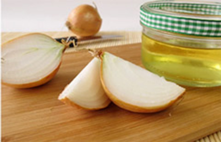 শীতকাল মানেই আবহাওয়ার পরিবর্তন। বিশেষ করে ফেব্রুয়ারিতে অর্থাৎ শীতের শেষের দিকে আরও একবার ঠান্ডা পড়ে। আর এই আবহাওয়া পরিবর্তনের কারণে নানা ধরনের শারীরিক সমস্যা দেখা দেয়। ঠান্ডা লাগা, কফ-কাশি, বদহজম, অ্যালার্জিসহ একাধিক রোগের ফলে বিপাকে পড়েন মানুষজন। এই সময় পেঁয়াজ-মধুর পানীয় খেলে ঠান্ডা থেকে রক্ষা পাওয়া যায়। ছবি: সংগৃহীত