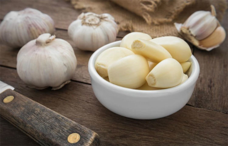 রসুন: রসুনে অ্যালিসিন নামে একটি যৌগ থাকে, যা অ্যান্টিমাইক্রোবিয়াল প্রোপার্টি হিসাবে পরিচিত। আপনার ডায়েটে রসুন যোগ করলে সর্দি-কাশি থেকে রক্ষা পেতে পারেন। প্রতিদিনের ডায়েটে রসুন রাখলে তা আপনাকে আরও অনেক অসুস্থতা থেকে রেহাই দিতে পারে। সকালে খালি পেটে কাঁচা রসুন চিবিয়ে খেলে তা ডায়াবেটিস নিয়ন্ত্রণে সহায়তা করে। স্যুপের সঙ্গে রসুন অন্তর্ভুক্ত করেও খেতে পারেন।