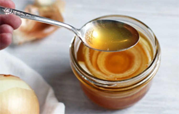 কীভাবে তৈরি করা যাবে পেঁয়াজ-মধুর পানীয়, তা জেনে নিন। পরিমাণ মতো পেঁয়াজ নিয়ে কুচি কুচি করে কেটে ফেলতে হবে। এরপর পেঁয়াজ কুচির সঙ্গে প্রয়োজন মতো মধু মিশিয়ে কয়েক ঘণ্টা ধরে অল্প আঁচে ফোটাতে হবে। পেঁয়াজগুলো ধীরে ধীরে মধুর সঙ্গে মিশতে থাকবে। এরপর পানীয় থেকে পেঁয়াজগুলো ছেঁকে নিয়ে, একটি পাত্রে রাখতে হবে। এবার নির্দিষ্ট নিয়মে তা পান করতে হবে। ছবি: সংগৃহীত