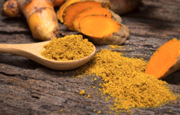 হলুদ: হলুদে রয়েছে কারকুমিন যা বুক থেকে কফ, শ্লেষ্মা দূর করে বুকের ব্যথা কমায়। এর অ্যান্টি ইনফ্ল্যামেটরি উপাদান গলা ব্যথা, বুকের ব্যথা দূর করে। এক গ্লাস হালকা গরম জলে এক চিমটি হলুদের গুঁড়ো মিশিয়ে প্রতিদিন কুলকুচি করুন। আরাম পাবেন। এছাড়া এক 
গ্লাস দুধে অর্ধেক চা চামচ হলুদগুঁড়ো মিশিয়ে ফোটান। ২ চা চামচ মধু ও সামান্য গোলমরিচের গুঁড়ো মিশিয়ে মিশ্রণটি দিনে ২-৩বার খান। উপকার পাবেন। ছবি: সংগৃহীত