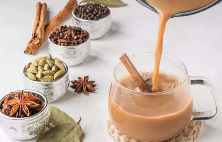 মশলা চা: নাক বন্ধ থাকলে সেটি যথেষ্ট অস্বস্তির কারণ হয়ে দাঁড়ায়। আদা, গোল মরিচ, লবণ এবং তুলসী পাতা চায়ের সাথে মিশিয়ে জ্বাল করে পান করলে তা সর্দি এবং কাশির জন্য দুর্দান্ত ঘরোয়া উপায় তৈরি করে।