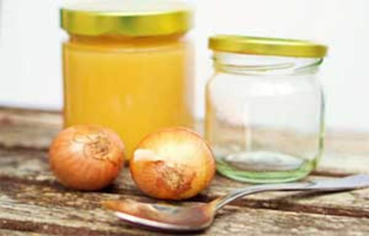 অ্যালার্জি: শীতের সময়ে আরও একটি বাড়তি সমস্যা হল অ্যালার্জি। আসলে ঠান্ডার ফলে প্রয়োজন ছাড়া কেউ তেমন একটা বাইরে বের হয় না। অধিকাংশ সময় ঘরে থাকতে হয়। এতে শরীওে ভিটামিন ডি-র ঘাটতি দেখা যায়। এই সময় বাতাস অপেক্ষাকৃত শুষ্ক হওয়ায়, ত্বকের আর্দ্রতা কমতে থাকে। ফলে ত্বকের পুষ্টিও কমে যায়। আর নানা ধরনের অ্যালার্জি শুরু হয়। এক্ষেত্রে পেঁয়াজ-মধুর চায়ে উপস্থিত ফ্ল্যাভোনয়েড কোরসেটিন দেহে অ্যালার্জি প্রতিরোধ করতে পারে। ছবি: সংগৃহীত