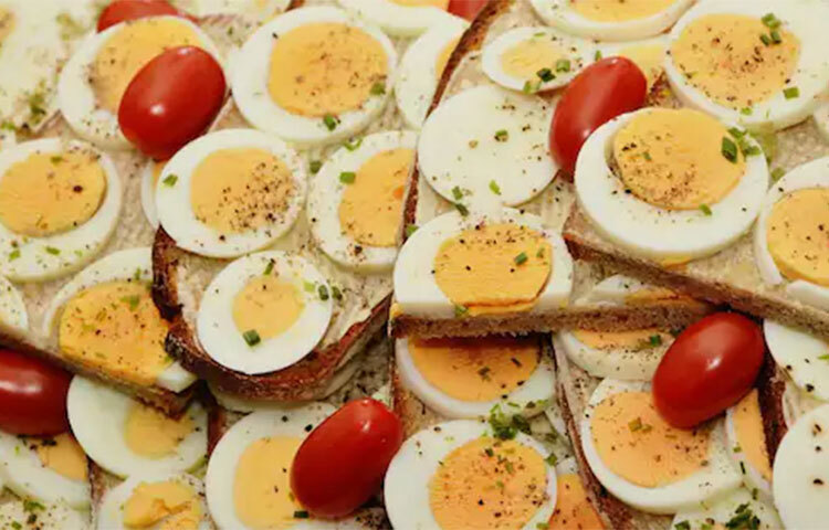 যে সব খাবারে প্রচুর পরিমাণে কোলেস্টেরল থাকে, যেমন,- মাংস, ডিমের হলুদ অংশ-এগুলো এড়িয়ে যান। পুরো ডিমের পরিবর্তে ডিমের সাদা অংশ খান। ছবি: সংগৃহীত