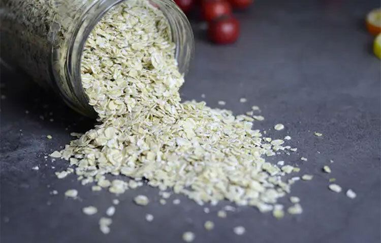 সকাল সকাল ওটস ব্রেকফাস্টে রাখুন। যোগব্যায়ামের চর্চা করলে আপনার শরীরের খারাপ কোলেস্টরলের মাত্রা কমে যায়। এতে থাকা দ্রবণীয় ফাইবার কোলেস্টেরল খুব সহজে নিয়ন্ত্রণে নিয়ে আসে। কোলেস্টেরল কমাতে নিয়মিত ওটস খেতে পারেন। ছবি: সংগৃহীত