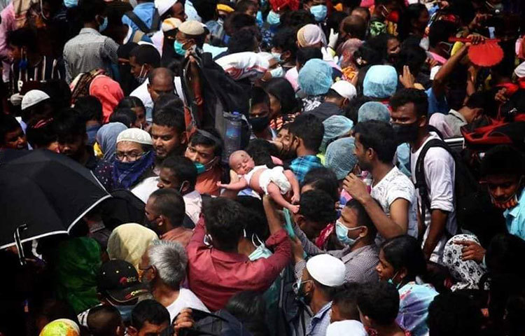 এসব মানুষ মূলত ঈদ করতে বাড়ি ফিরছেন।