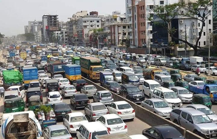 ঘরমুখো মানুষ ও যানবাহনের চাপ নিয়ন্ত্রণহীন হয়ে পড়ায় ফেরি চলাচল বন্ধ করা হয়েছে বলে নিশ্চিত করেছেন বিআইডব্লিউটিসির শিমুলিয়া ঘাটের উপমহাব্যবস্থাপক (এজিএম) মো. শফিকুল ইসলাম।