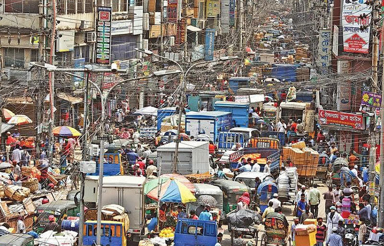 ঘরমুখো মানুষের চাপে রাস্তা জ্যাম পড়েছে।