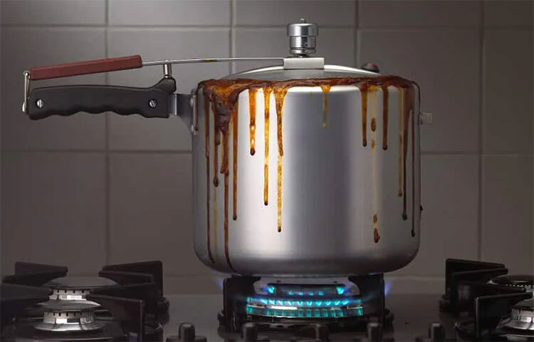 ডাল বা যে খাবারগুলো বেশি উপচে ওঠে, সেগুলো প্রেসার কুকারে রান্না করতে হলে অল্প পরিমাণে করুন। পরিমাণ বেশি হলে দুর্ঘটনা ঘটতে পারে। তবে এক্ষেত্রে বেশি দিনের পুরোনো প্রেসার কুকার ব্যবহার করবেন না। এতে দুর্ঘটনার ঝুঁকি বাড়ে। ছবি: সংগৃহীত