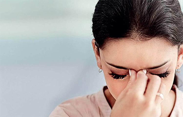 চোখ দিয়ে করোনা সংক্রমণের বিষয়ে বিশেষজ্ঞদের ভিন্ন মতামত রয়েছে। এখন পর্যন্ত চোখ ভাইরাসের সংস্পর্শে এলে অন্য কারো থেকে সংক্রমণ হতে পারে কি না সে বিষয়ে একেবারে নিশ্চিতভাবে বলা যায় না। তবে চোখের কনজাংটিভা দিয়ে ভাইরাস শরীরে প্রবেশ করার সম্ভাবনা রয়েছে। কনজাংটিভা একটি পরিষ্কার টিস্যু যা চোখের সাদা অংশকে ঢেকে রাখে এবং এটি সাধারণ সর্দি ও হারপিস ভাইরাসে সংক্রমিত হতে পারে। তাই করোনাভাইরাসের ক্ষেত্রেও এরকম হয় কি না তা নিশ্চিতভাবে এখনই বলা যাচ্ছে না। ছবি: সংগৃহীত