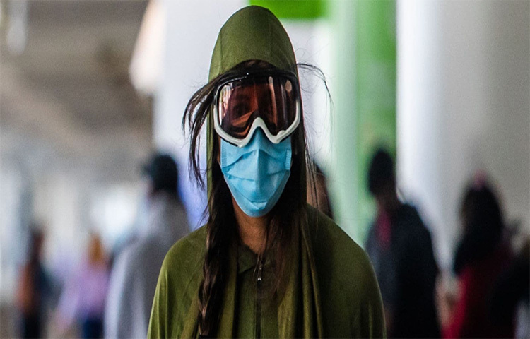 করোনাভাইরাস একটি অত্যন্ত সংক্রামক ভাইরাস যা বেশিরভাগ সময়েই শ্বাসতন্ত্রের মাধ্যমে শরীরে প্রবেশ করে। তাই, নিশ্বাসের মাধ্যমে দূষিত বাতাস শরীরে যাওয়ার ঝুঁকি কমাতে সবসময় মাস্ক পরে থাকাই সবচেয়ে ভালো উপায়। পাশাপাশি মুখ স্পর্শ করার আগে বা খাওয়ার আগে ভালোভাবে হাত ধুয়ে নিতে হবে। হাঁচি-কাশির সময় নাক ও মুখ ঢেকে রাখতে হবে এবং অন্যদের থেকে সামাজিক দূরত্ব বজায় রাখা আবশ্যক! ছবি: সংগৃহীত