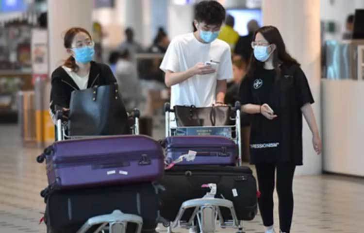 বাস, ট্রেন ও যেকোন গণপরিবহণে মাস্ক ব্যবহার করতে হবে।