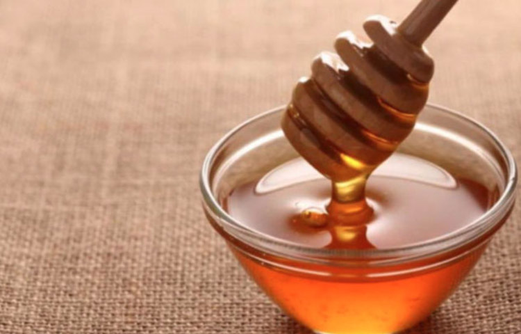 মধু: মধু উচ্চ ঔষধিগুণ সম্পন্ন একটি ভেষজ তরল। কোষ্ঠকাঠিন্য প্রতিরোধে মধু খুবই উপকারী। দিনে তিনবার দুই চা চামচ করে মধু খান। আপনি চাইলে এক গ্লাস গরম পানির মধ্যে মধু ও লেবুর রস মিশিয়েও খেতে পারেন। প্রতিদিন সকালে খালি পেটে এটি পান করুন। কিছু দিনের মধ্যে আপনার কোষ্ঠকাঠিন্য সমস্যা অনেকটাই কমে যাবে। তবে হ্যাঁ, ডায়াবেটিক রোগীরা মধু খাওয়া থেকে বিরত থাকবেন।