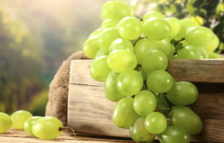 আঙ্গুর: প্রতিদিন অর্ধেক বাটি আঙ্গুর বা অর্ধেক গ্লাস আঙ্গুরের রস পান করুন। যদি বাড়িতে আঙ্গুর না থাকে বা আঙ্গুর খেতে ভাল না লাগে, তাহলে দু চামচ কিশমিশ জলেতে ভিজিয়ে রাখুন সারা রাত। কিশমিশসহ এই পানি প্রতিদিন সকালে খালি পেটে পান করুন। দেখবেন কোষ্ঠকাঠিন্য সমস্যা দ্রুত দূর হয়ে যাবে।