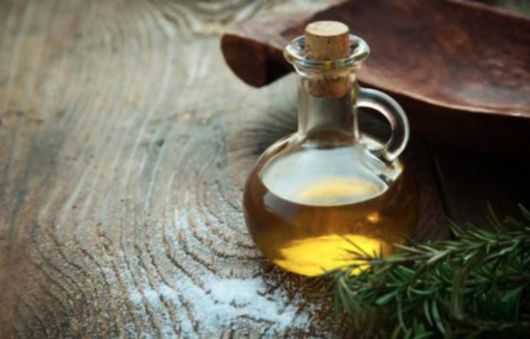 ক্যাস্টর অয়েল: ক্যাস্টর অয়েল শুধু ত্বক বা চুলের যত্নে ব্যবহার হয় না, এটি কোষ্ঠকাঠিন্য দূর করতেও খুবই কার্যকরী। সকালে খালি পেটে এক বা দুই চা চামচ ক্যাস্টর অয়েল খান। আপনি চাইলে ফলের রসের সঙ্গে মিশিয়েও খেতে পারেন। কয়েক ঘণ্টার মধ্যে আপনি পরিবর্তন দেখতে পাবেন। তবে দীর্ঘদিন এটি খাবেন না। অতিরিক্ত খাওয়ার ফলে এর পার্শ্ব প্রতিক্রিয়া দেখা দিতে পারে।