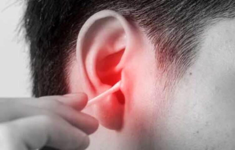 কটন বাড ব্যবহারের ফলে কানের ভিতরের ময়লা আরও বেশি ভিতরে ঢুকে যায়। কানের পর্দার আরও কাছে পৌঁছে যায় ময়লা। কানের মধ্যে থেকে যতটা না ময়লা বের হয়, তার চেয়ে বেশি ভিতরেই থেকে যায়। কানে ক্ষত সৃষ্টির আশঙ্কা অনেক বেড়ে যায়। আঘাত লাগলে কানের পর্দা ফেটে যাওয়ারও আশঙ্কা থাকে। কানের হাড় ভেঙে যাওয়ার ঝুঁকি থাকে। শোনার ক্ষমতা হারানোর সম্ভাবনাও উড়িয়ে দেয়া যায় না। নষ্ট হয়ে যেতে পারে শরীরের ভারসাম্য।