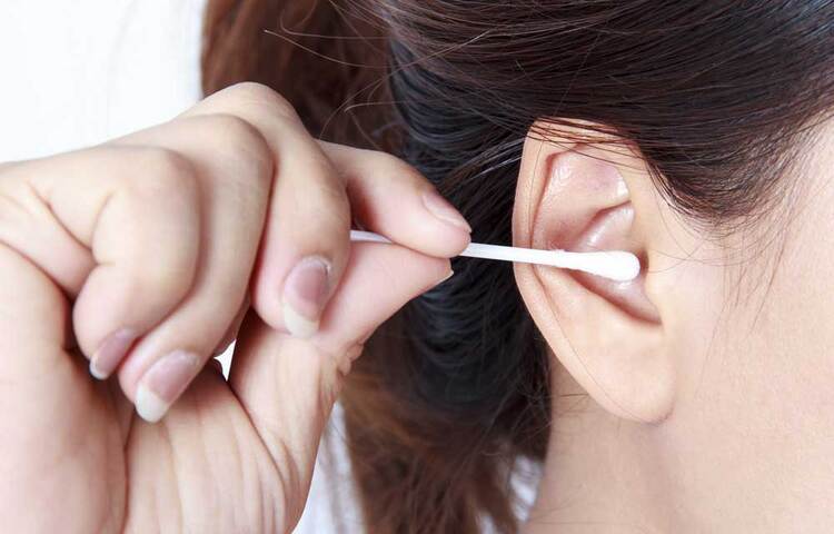 কানের ময়লা সাধারণত বিশেষ কারণ ছাড়া আলাদাভাবে পরিষ্কার করার প্রয়োজন পড়ে না। প্রাকৃতিকভাবেই কানের ময়লা বেরিয়ে আসে। প্রয়োজন হলে কান পরিষ্কারের জন্য ডাক্তারের কাছেই যাওয়া উচিত। কানের সুস্থতার জন্য তাই এখনই ছাড়ুন কটন বাড। নয়ত বিপদে পা বাড়াচ্ছেন আপনি নিজেই।
