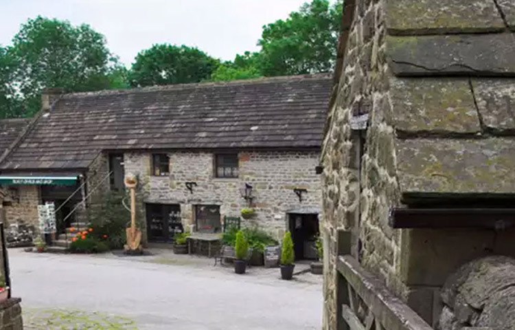 মহামারি প্লেগের সংক্রমণ রুখতে নিজেদের ঘরবন্দি করে ফেলেছিল গোটা গ্রাম। বাইরের জগতের সঙ্গে রাতারাতিই যোগাযোগ প্রায় ছিন্ন করে ফেলেছিল তারা। ছবি: সংগৃহীত