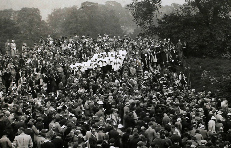 মহামারিকে হারিয়ে এই গ্রাম এখন পুরোপুরি সুস্থ। কিন্তু ৩৫৬ বছর আগের সে সময়ের কাহিনি যেন আজও তুলে ধরে গ্রামটি। তাই পর্যটকদেরও বিশেষ আকর্ষণের জায়গা হয়ে উঠেছে এই গ্রাম। ছবি: সংগৃহীত
