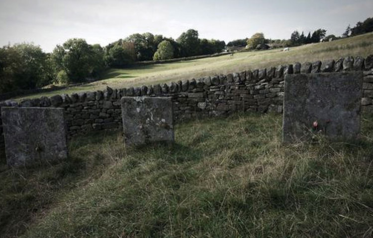 গ্রাম প্রধানের বুঝতে অসুবিধা হয়নি বিষয়টি। প্লেগ যে বিশ্বব্যাপী ভয়ানক রূপ ধারণ করছে সে খবর তার জানা ছিল। তাই তিনি অযথা দেরি করেননি। রাতারাতি কড়া লকডাউন ঘোষণা করেন। ছবি: সংগৃহীত