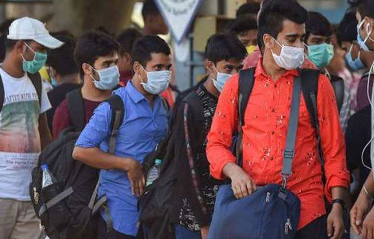 মাস্ক না পরে রাস্তায় নয়। বিশেষজ্ঞদের মতে, উপযুক্ত উপায়ে মাস্ক ব্যবহারে করোনাকে রুখে দেওয়া যায় প্রায় ৬০ শতাংশ। মাস্ক গলায় ঝুলিয়ে বা নামিয়ে নয়, মুখে বেঁধেই কথাবার্তা বলতে হবে। নাকের নীচে মাস্ক নয়। নাকও যেন ঢাকা থাকে। কথা বলার সময়ও ড্রপলেট বের হয় এবং তা থেকেও রোগ ছড়ায়। মাস্ক পরলে সেই ভয় দূর হয়।